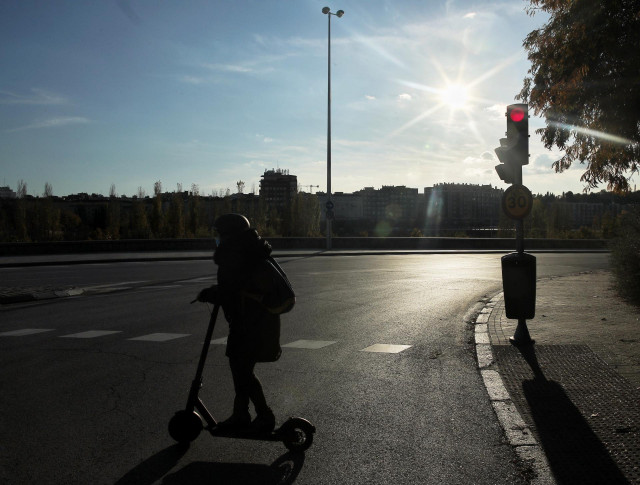 Una persona cruza por un paso de cebra el mismo día en que han aprobado la reducción de la velocidad hasta 20km/h en las ciudades y la pérdida de seis puntos por usar el móvil, en Madrid, (España), a 10 de noviembre de 2020.