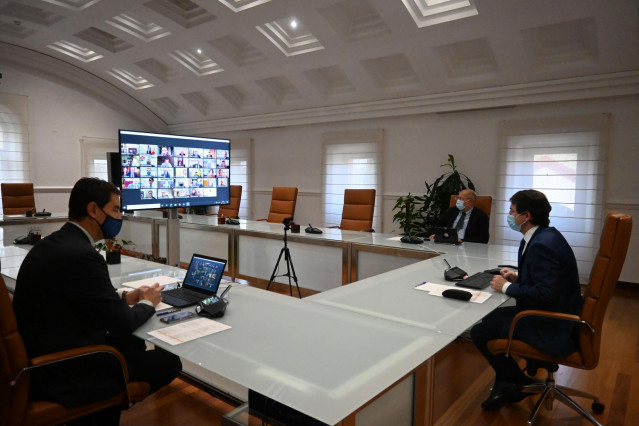 Mañueco preside la reunión junto a Ibáñez (i) e Igea.