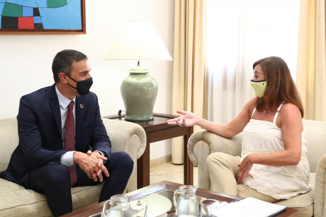 La presidenta del Govern, Francina Armengol, y el presidente del Gobierno, Pedro Sánchez, durante un encuentro en agosto de 2020.