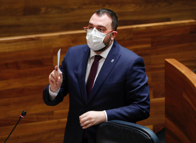 El presidente del Principado, ADrián Barbón, en el pleno de la Junta General.