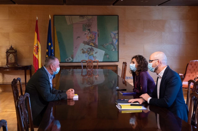 El diputado de Compromís en el Congreso, Joan Baldoví, reunido con la ministra de Hacienda, María Jesús Montero, y el secretario de Estado de Derechos Sociales, Nacho Álvarez.