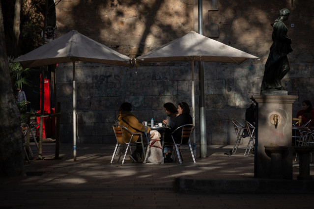 Tres mujeres en una terraza durante el primer día del inicio del primer tramo de la desescalada de la segunda ola por el coronavirus en Barcelona, Catalunya (España).
