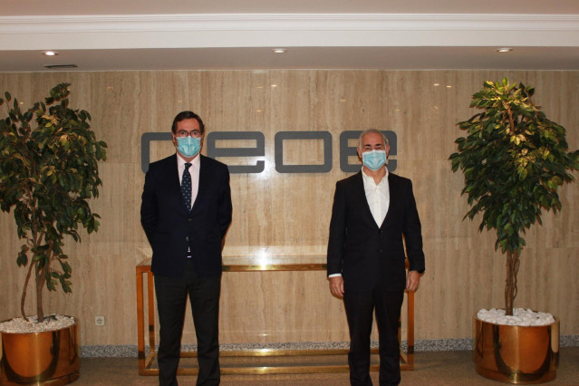 Antonio Garamendi, presidente de CEOE, y Antonio Coimbra, presidente de Vodafone España, en la firma del acuerdo de adhesión de la operadora a la patronal