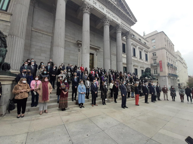 Todos los grupos parlamentarios, excepto Vox, guardan minuto de silencio frente al Congreso en memoria de las víctimas de la violencia de género