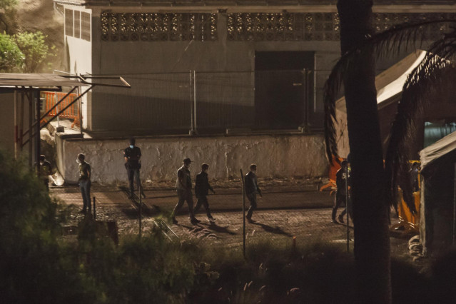 Más de 2.300 inmigrantes, hacinados en el Muelle de Arguineguín