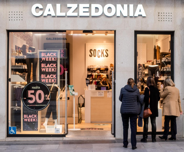 Cartel de descuentos por ‘Black Friday’ en un comercio de una céntrica calle de Madrid (España), a 23 de noviembre de 2020.