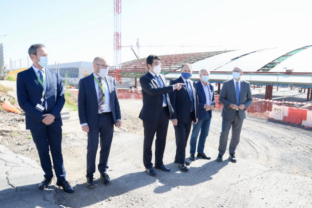 El ministro de Transportes, Movilidad y Agenda Urbana, José Luis Ábalos (3d), durante su visita a las obras de ampliación del aeropuerto Tenerife Sur, en Santa Cruz de Tenerife, Canarias, (España), a 21 de noviembre de 2020.