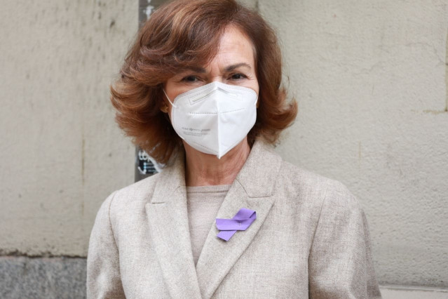 La vicepresidenta primera del Gobierno, Carmen Calvo, en el minuto de silencio en Ferraz.