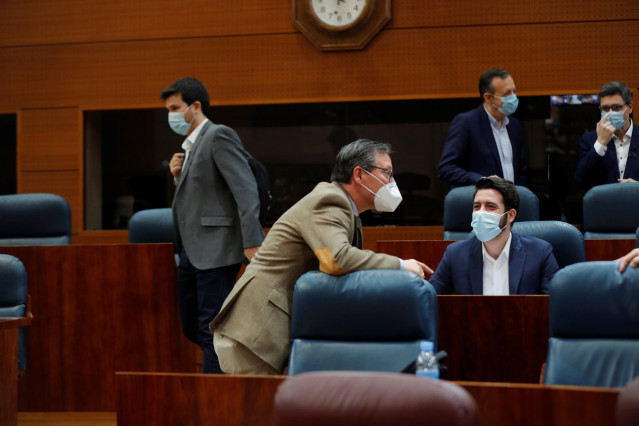 El portavoz de Ciudadanos, César Zafra (d) toma asiento antes del pleno de la Asamblea de Madrid celebrado este jueves, en Madrid (España), a 28 de mayo de 2020.