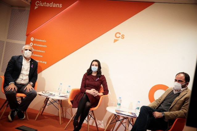 La presidenta de Ciudadanos, Inés Arrimadas, en un acto de partido junto al líder de Cs en el Parlament de Cataluña, Carlos Carrizosa, y al presidente de Societat Civil Catalana, Fernando Sánchez Costa.