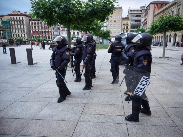 Agentes de la Policía se preparan para una intervención en Pamplona en una imagen de archivo