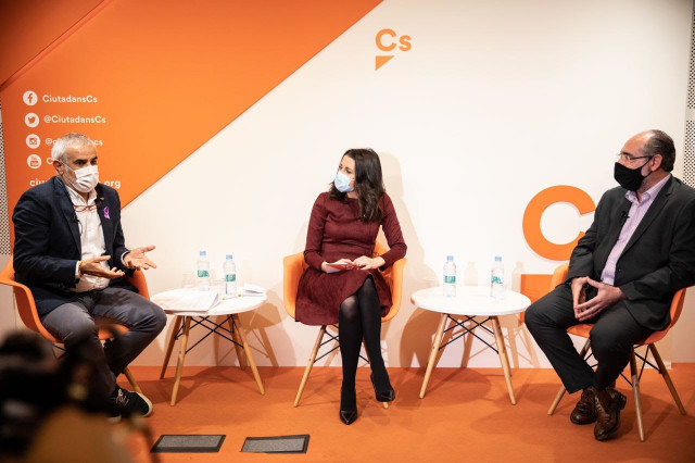 La presidenta de Ciudadanos, Inés Arrimadas, junto al líder de Cs en el Parlament de Cataluña, Carlos Carrizosa, y al presidente de la Federación de Asociaciones de Padres y Madres de Escuelas Libres Cataluña (Fapel), Josep Manuel Prats.