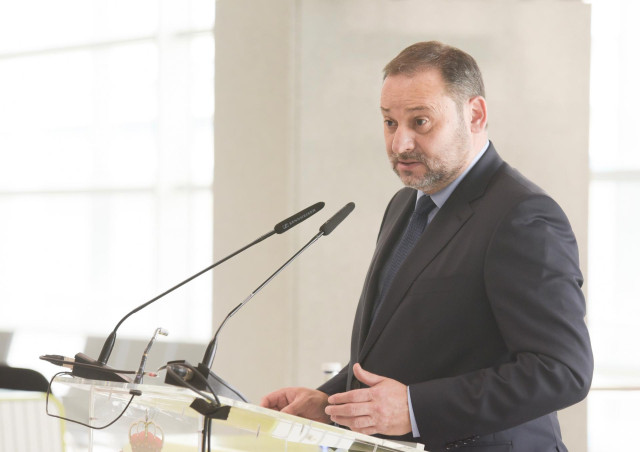 El ministro de Transportes, Movilidad y Agenda Urbana, José Luis Ábalos, interviene en una rueda de prensa con motivo de su visita a las obras de ampliación del aeropuerto Tenerife Sur, en Santa Cruz de Tenerife, Canarias, (España), a 21 de noviembre de 2