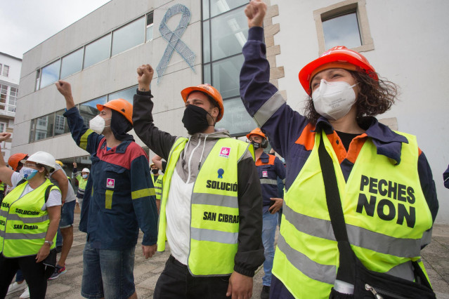 Concentración de los trabajadores de Alcoa en San Cibrao para reivindicar la importancia de su actividad en la comarca de A Mariña