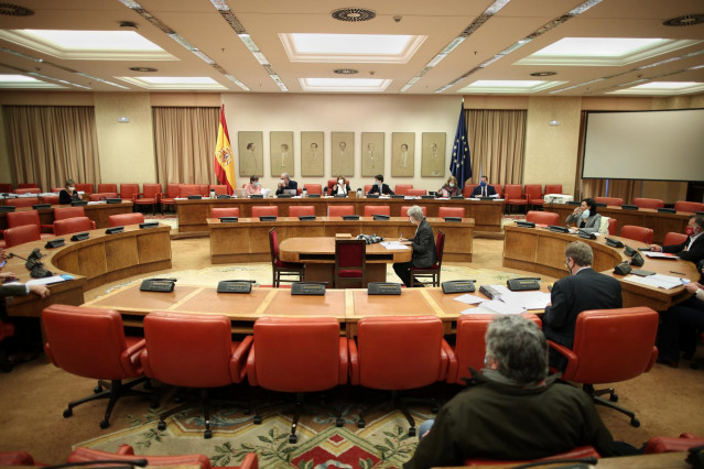 Vista general de la mesa con varios de los asistentes a la Comisión de Presupuestos en el Congreso