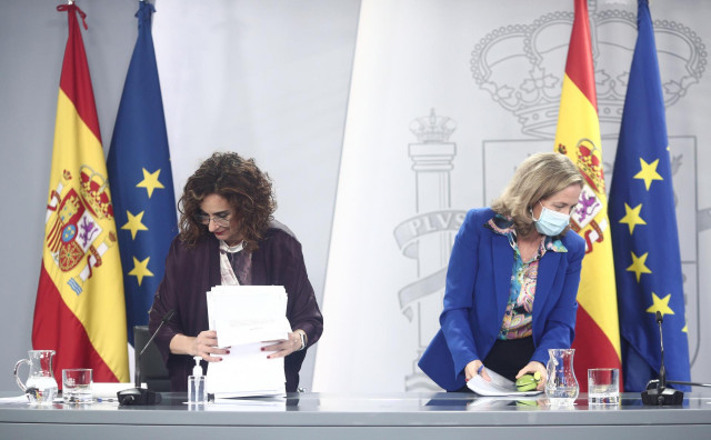 (I-D) La ministra Portavoz y de Hacienda, María Jesús Montero, y la vicepresidenta y ministra de Asuntos Económicos y Digitalización, Nadia Calviño, comparecen en rueda de prensa posterior al Consejo de ministros en Moncloa, a 17 de noviembre de 2020.