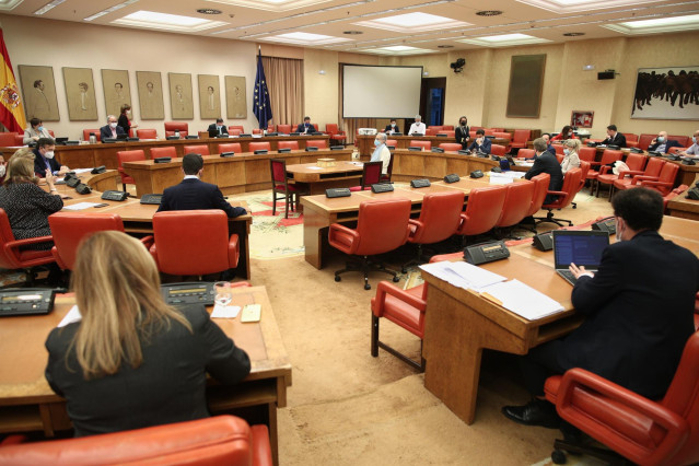 Vista general de los asistentes a la Comisión de Presupuestos en el Congreso