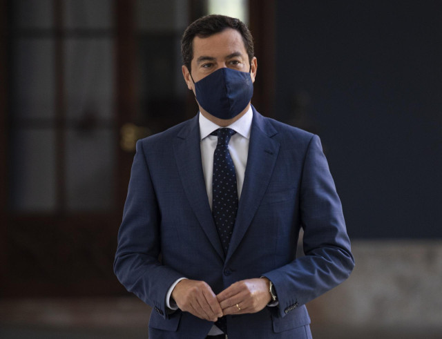 El presidente de la Junta de Andalucía, Juanma Moreno, a su llegada a la firma de un protocolo de actuación entre la Consejería de Salud y Familias y los laboratorios farmacéuticos Rovi. En el palacio de San Telmo, Sevilla (Andalucía, España), a 23 de nov