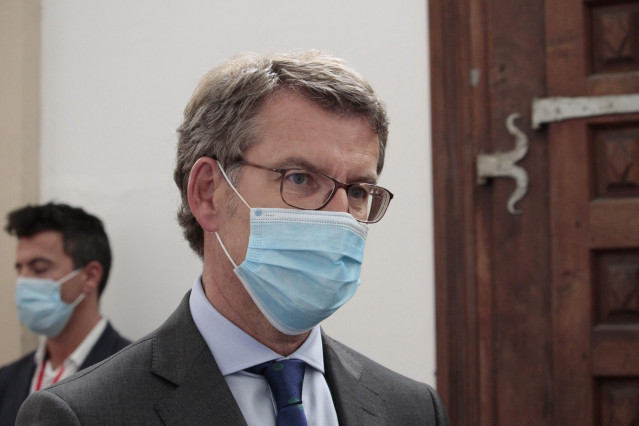 El presidente de la Xunta de Galicia, Alberto Núñez Feijóo, momentos antes de comparecer en el monasterio de Yuso tras la XXI Conferencia de Presidentes en San Millán de la Cogolla, La Rioja (España), a 31 de julio de 2020.