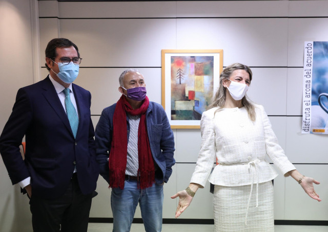 (I-D) El presidente de CEOE, Antonio Garamendi; el líder de UGT, Pepe Álvarez; y la ministra de Trabajo, Yolanda Díaz, durante el acto de firma del VI Acuerdo de Solución Autónoma de Conflictos Laborales (ASAC) entre CEOE y Cepyme, y CCOO y UGT, en la Fun