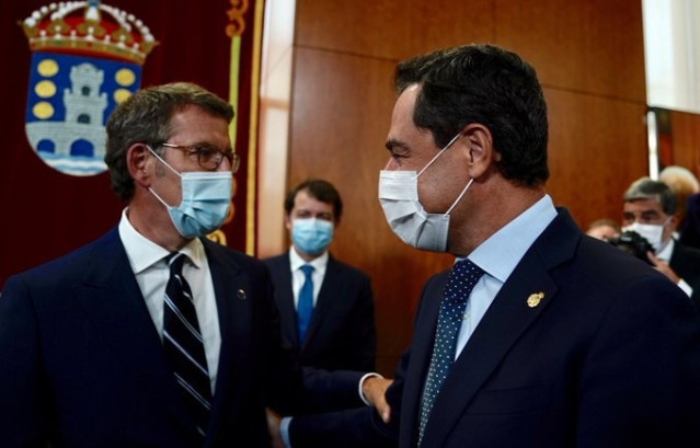 El presidente de la Xunta, Alberto Núñez Feijóo, con el presidente de Andalucía, Juanma Moreno.
