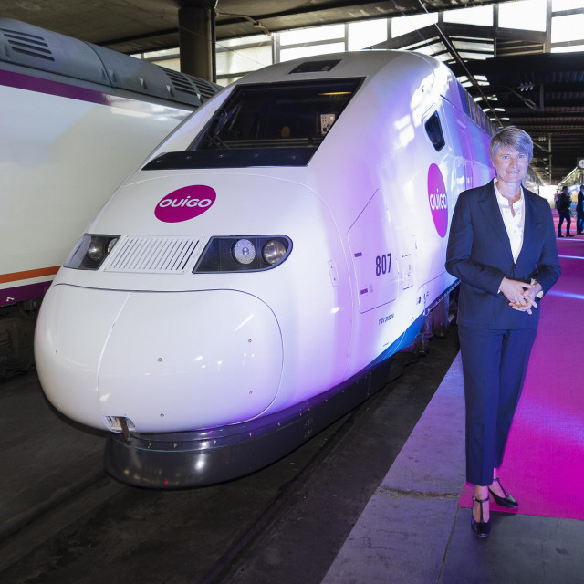 La directora de Ouigo en España, Hélène Valenzuela, en un andén de Atocha junto a uno de los modelos de tren con los que la empresa iniciará sus operaciones en España
