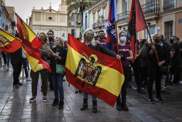 Manifestantes exhiben banderas franquistas en una marcha convocada por España 2000 en València el 12 de octubre de 2020.