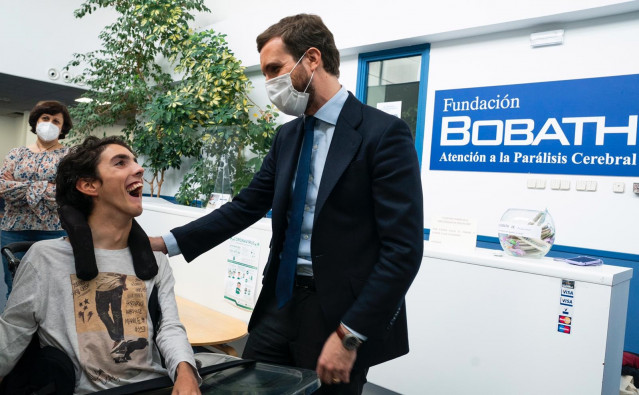 El presidente del PP, Pablo Casado, durante su visita al colegio concertado de educación especial de la Fundación Bobath, que atiende a casi cien alumnos con parálisis cerebral.