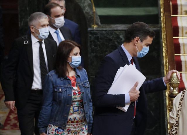 El presidente del Gobierno, Pedro Sánchez, la portavoz parlamentaria, Adriana Lastra y los ministros Fernando Grande- Marlaska y José Luis Ábalos, a su llegada al Congreso