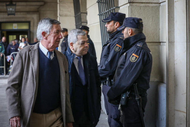 El ex-viceconsejero de Empleo, Agustín Barberá (d); a su llegada al juicio del caso ERE en la Audiciencia Provincial de Sevilla, a 19 de noviembre del 2019. (Foto de archivo).
