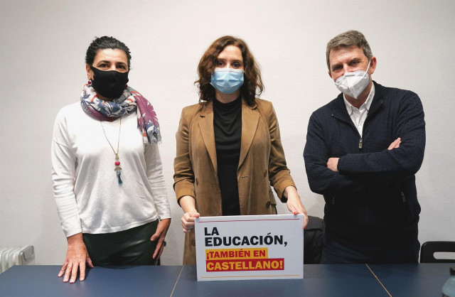 La presidenta de la Comunidad de Madrid, Isabel Díaz Ayuso, durante su visita en Barcelona a la Asamblea  por una Escuela Bilingüe.