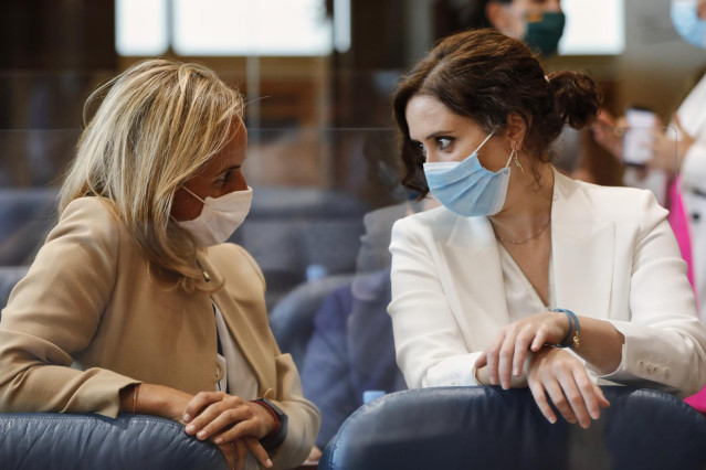 La secretaria general del PP en la Comunidad de Madrid, Ana Camins (i), mantiene una conversación con la presidenta de la Comunidad de Madrid, Isabel Díaz Ayuso, durante la segunda jornada del Pleno del Debate del Estado de la Región en Madrid (España), a