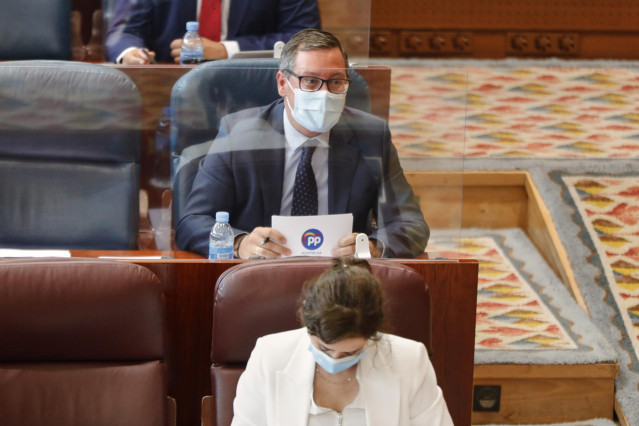 El portavoz del PP en la Asamblea de Madrid, Alfonso Serrano (c), durante la segunda jornada del Pleno del Debate del Estado de la Región en Madrid (España), a 15 de septiembre de 2020. En esta segunda sesión participarán los grupos parlamentarios, despué