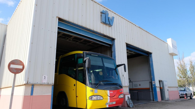 Un autobus en una estación ITV de Mallorca.