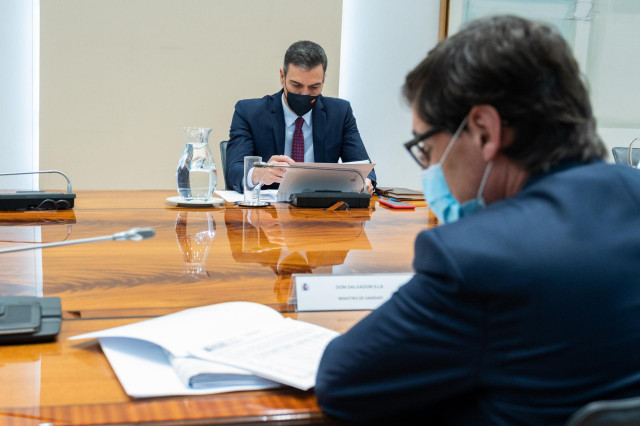 Acompañado del ministro de Sanidad, Salvador Illa, el presidente del Gobierno, Pedro Sánchez, preside la reunión del Comité de Seguimiento del Coronavirus, en el Complejo de la Moncloa, Madrid (España), a 16 de noviembre de 2020.