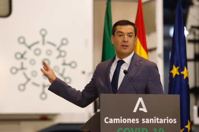 El presidente de la Junta de Andalucía, Juanma Moreno, en rueda de prensa en Málaga donde ha presentado camiones móviles para hacer cribados masivos por las provincias y que servirán para vacunar a los andaluces cuando exista la vacuna contra el COVID-19