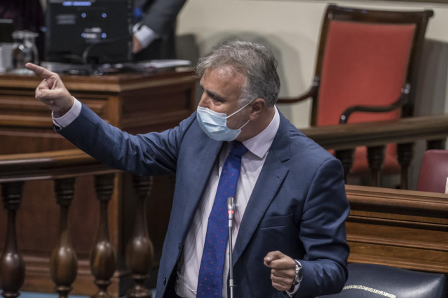 El presidente de Canarias, Ángel Víctor Torres, en sede parlamentaria