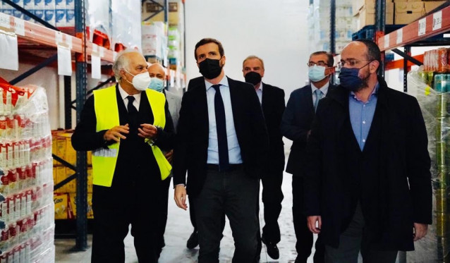 El líder del PP, Pablo Casado, visita un Banco de Alimentos en  Reus (Tarragona) junto al presidente del PPC,  Alejandro Fernández. En Tarragona, a 27 de noviembre de 2020.