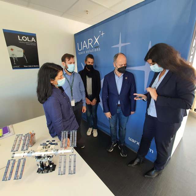El delegado del Estado en la Zona Franca, David Regades, durante su visita a UARX Space