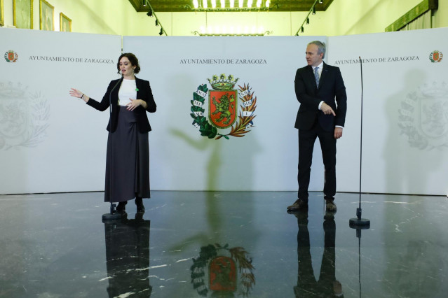 La presidenta de la Comunidad de Madrid, Isabel Díaz Ayuso, interviene al lado del alcalde de Zaragoza, Jorge Azcón, con motivo de su visita institucional al Ayuntamiento de la capital aragonesa.