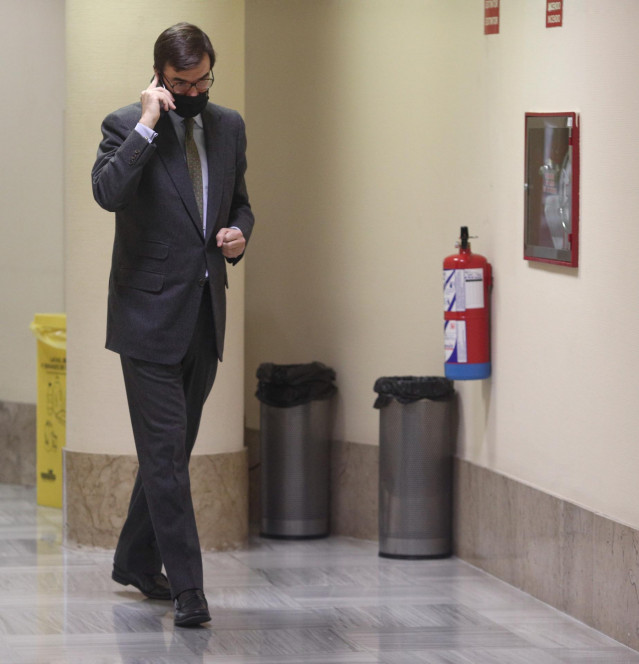 El secretario de Estado para la Unión Europea, Juan González-Barba Pera, habla por teléfono antes de la Comisión Mixta para la Unión Europea en el Congreso de los Diputados, en Madrid (España), a 26 de noviembre de 2020. En dicha comisión González-Barba i