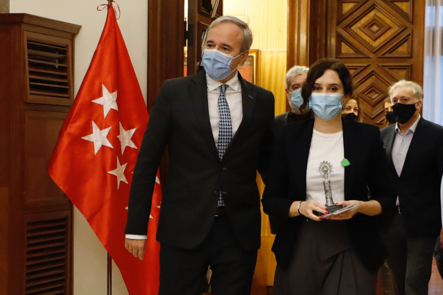 La presidenta de la Comunidad de Madrid, Isabel Díaz Ayuso, y el alcalde de Zaragoza, Jorge Azcón, con motivo de su visita institucional al Ayuntamiento de la capital aragonesa.