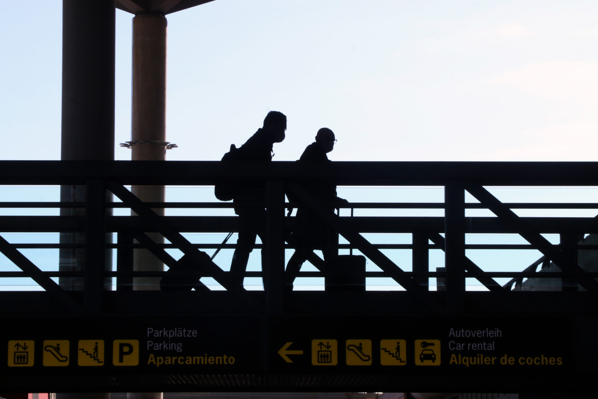 Varios turistas de diferentes países a la llegada del aeropuerto de Málaga