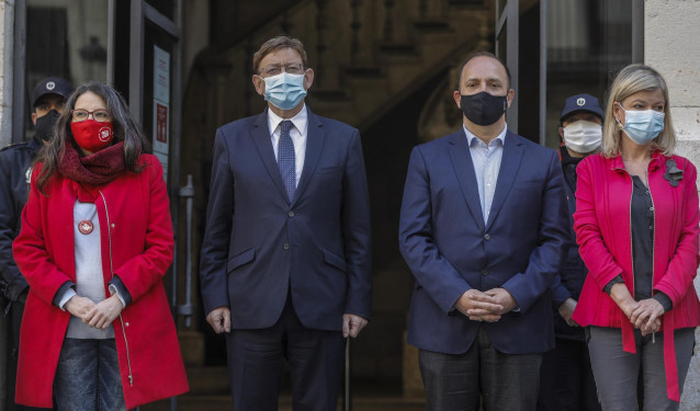 La vicepresidenta del Consell, Mónica Oltra, y el president de la Generalitat, Ximo Puig , durante los tres minutos de silencio guardados el pasado miércoles durante el 25-N, Día Internacional de la Eliminación de la Violencia contra la Mujer