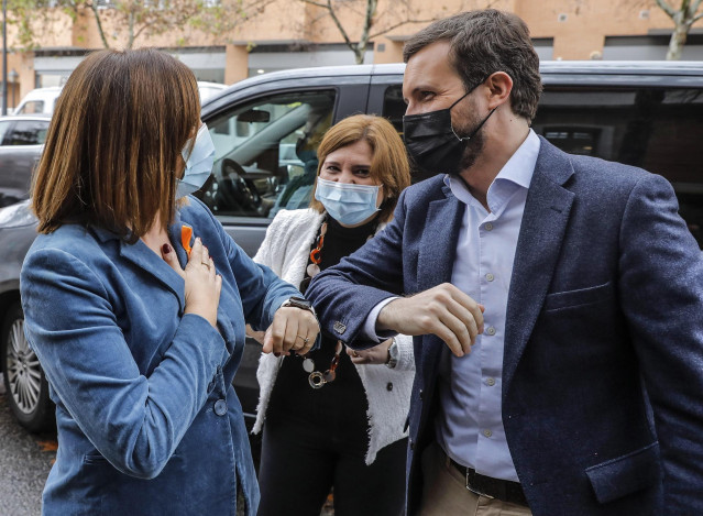 El presidente del PP, Pablo Casado, junto a la presidenta del PPCV, Isabel Bonig, y la portavoz del PP en València, María José Catalá