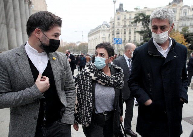 El portavoz de ERC en el Congreso, Gabriel Rufián, con los diputados de Bildu  Mertxe Aizpurua y Oskar Matute