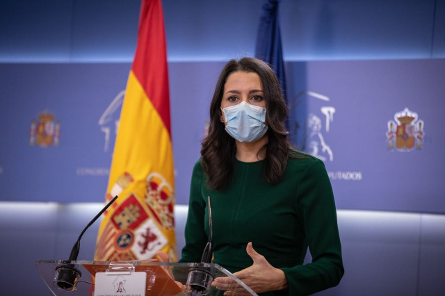 La presidenta de Ciudadanos, Inés Arrimadas, en una rueda de prensa en el Congreso de los Diputados.