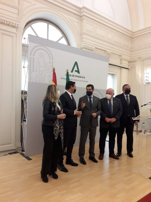 El presidente de la Junta, Juanma Moreno, en el centro, tras presidir en Granada la reunión del Comité Territorial de Alertas de Salud Pública de Alto Impacto