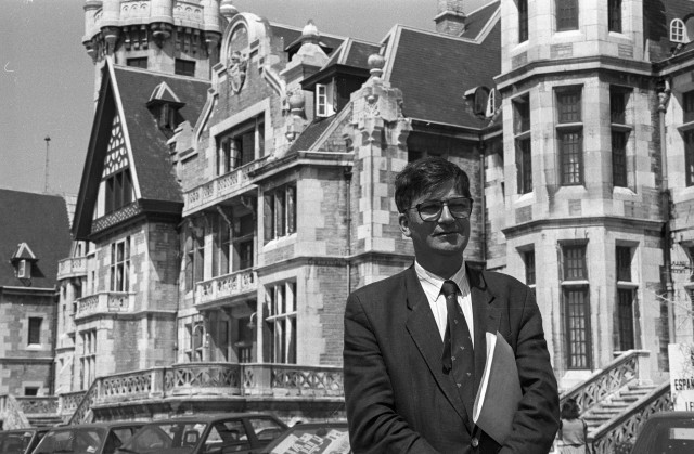 El exministro socialista, Ernest Lluch, frente al Palacio de la Magdalena de Santander