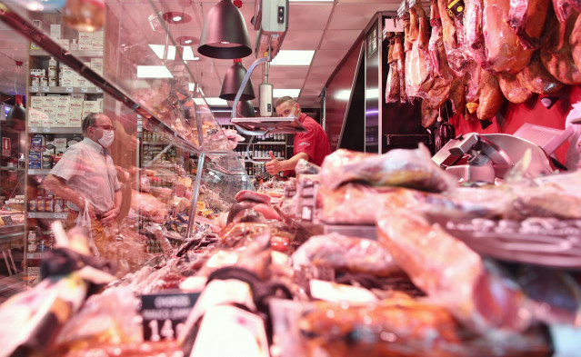 Un hombre comprando en un supermercado